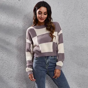 Modella professionista indossa un maglione corto a scacchi viola e bianco a maniche lunghe