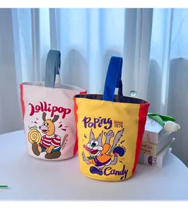 Detailopname van levendige canvas emmertassen met speelse stripfiguren en kleurrijke patronen