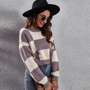 Dettaglio moda che mostra un maglione corto a scacchi viola a maniche lunghe su modella