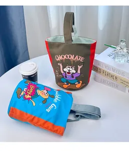 Gedetailleerd beeld van kleurrijke canvas emmertassen met schattige cartoon kat en hond prints