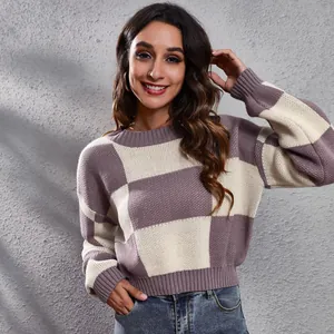 Dettaglio della trama a scacchi viola e bianca su un maglione corto in maglia