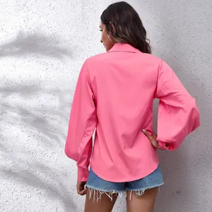 Vue arrière blouse rose à manches lanternes et col à revers pour femmes