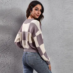 Vista posteriore di un maglione da donna a scacchi viola e crema con trama a maglia