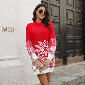 Vue détaillée d'une robe de Noël rouge à motif flocons et manches lanternes bouffantes