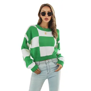 Maglione corto in maglia a scacchi bianchi e verdi a maniche lunghe indossato da modella