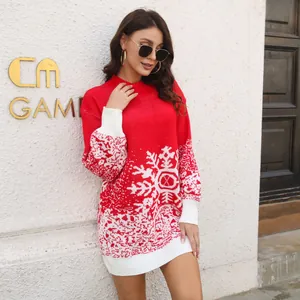 Détail lifestyle d'une robe pull de Noël rouge avec jacquard de flocons et manches lanternes