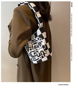 Vista detallada del bolso tote de lona a cuadros con moderno estampado de grafiti 'Have Fun'