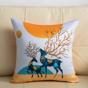 Sierkussen in Scandinavische stijl met artistieke hertenprint voor de bank