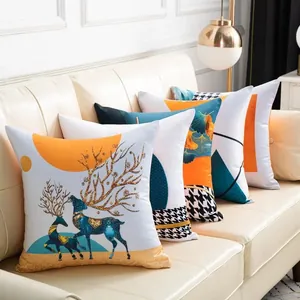 Gedetailleerde weergave van vijf Scandinavische decoratieve kussens met patronen