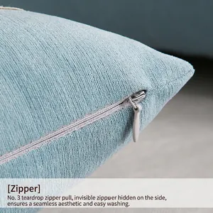 Detailopname van lichtblauwe Scandinavische kussenhoes met duurzame onzichtbare rits