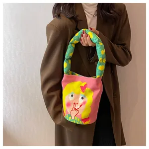 Bolso de lona de dibujos animados con estampado de niña y asa de lunares en modelo