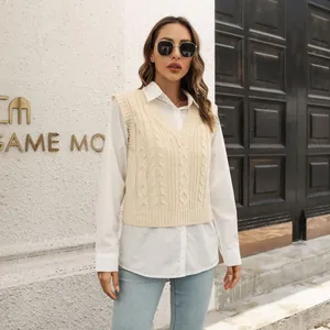 Chic gilet en maille torsadée beige superposé sur une chemise blanche pour un look de rue