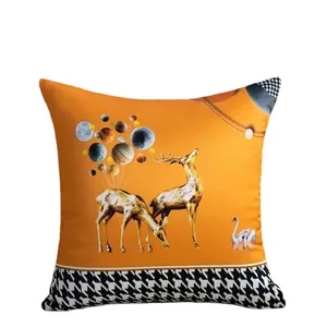 Noorse decoratieve kussenhoes met gouden herten en planeten op oranje