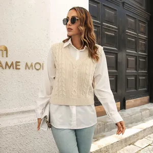 Détail d'un pull sans manches en maille torsadée crème pour femme sur chemise blanche