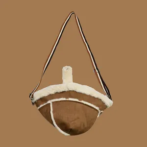 Chapeau bob et sac en peluche marron avec doublure en fausse fourrure chaude pour l'hiver.
