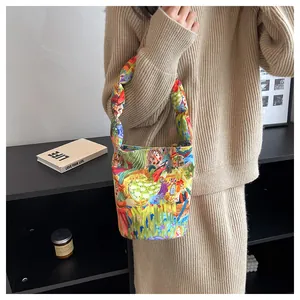 Detalle de un bolso de lona con dibujos animados de colores sostenido por una persona
