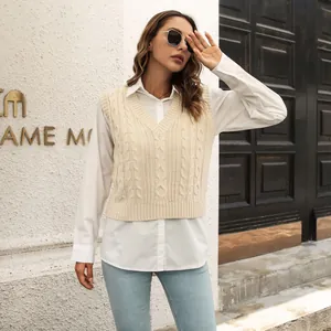 Vue détaillée du gilet en maille torsadée crème pour femme sur chemise blanche