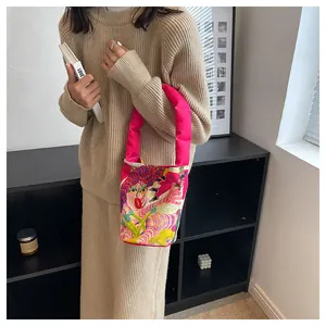 Vista de estilo de vida de un bolso tote de lona rosa vibrante con dibujos animados