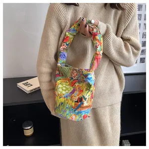 Bolso tote de lona con estampado de dibujos animados en un interior minimalista.