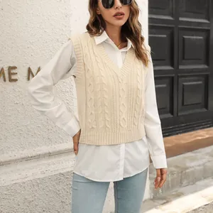 Gros plan d'un pull sans manches beige torsadé élégant sur une chemise classique