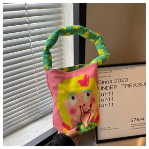 Primer plano de bolsa rosa con ilustración de dibujos animados y asa de lunares