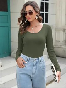Vista dettagliata della modella che indossa una maglietta a maniche lunghe a coste verde militare