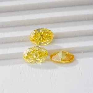 Détail de trois diamants de laboratoire jaunes de taille ovale sur fond blanc