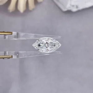 Vista macro que muestra las facetas intrincadas y el brillo de un diamante de laboratorio marquise