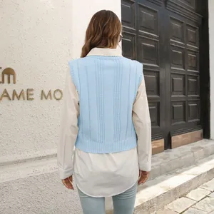 Détail de la vue arrière d'un pull sans manches bleu clair en maille torsadée femme.