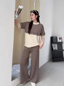 Lässiges Strick-Set mit braunem Color-Block-Top, feiner Spitze und passender weiter Hose