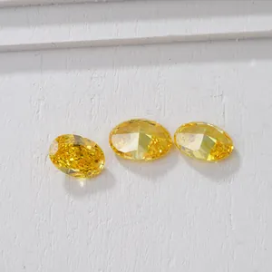 Vue macro de trois diamants de laboratoire jaunes de taille ovale sur texture blanche
