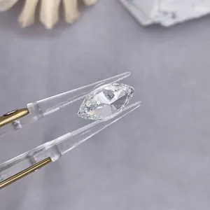 Primer plano de un diamante de laboratorio talla marquesa sostenido por pinzas
