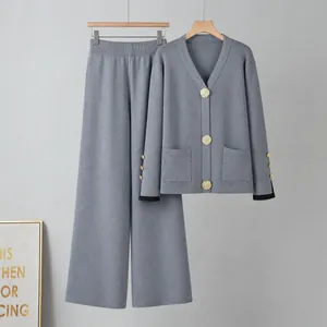 Ensemble deux pièces en tricot gris avec cardigan à boutons dorés et pantalon large