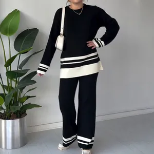 Elegante conjunto de dos piezas de punto a rayas blancas y negras con jersey largo y pantalón