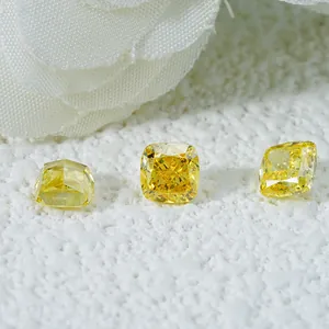 Primer plano de tres diamantes amarillos cultivados en laboratorio sobre blanco