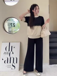 Elegantes zweiteiliges Strickset mit Spitzenbesatz und schwarzen weiten Hosen für Damen