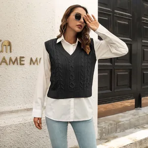 Vue détaillée d'un débardeur en maille torsadée gris foncé pour femme sur une chemise