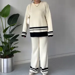 Elegante conjunto de punto crema de dos piezas con rayas negras para un look casual.
