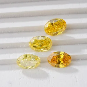 Vue détaillée de quatre diamants jaunes de synthèse de forme ovale aux nuances variées