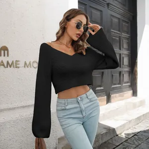 Detailansicht des schwarzen bauchfreien Damenstrickpullovers mit modischen Schlagärmeln