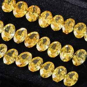 Vue macro détaillée de plusieurs diamants de synthèse jaunes vifs de taille ovale