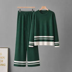 Conjunto de punto de dos piezas para mujer en verde oscuro con rayas blancas de contraste