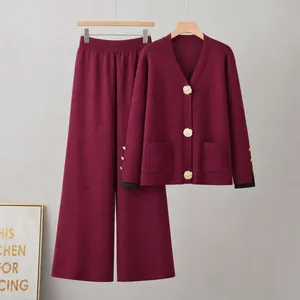 Ensemble deux pièces chic en tricot bordeaux avec pantalon large et boutons dorés