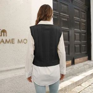 Vue arrière d'un débardeur en tricot torsadé noir pour femme sur chemise.