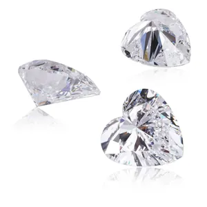 Diamante sintetico a cuore colore D HPHT da laboratorio mostrato da varie angolazioni