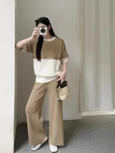 Zweiteiliges Strickset für Damen mit Spitzenbesatz und weiter Hose für den Sommer