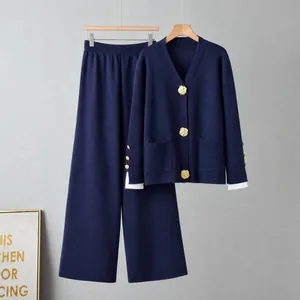 Ensemble chic en maille bleu marine avec gilet à boutons dorés et pantalon large