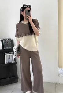 Lässiges Strick-Set mit kurzärmeligem Spitzenoberteil und weit geschnittener Hose für Damen