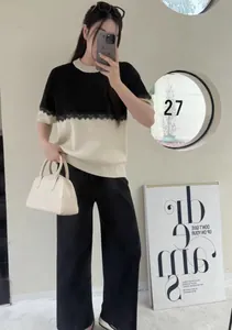 Elegantes Kurzarm-Strickoberteil mit schwarzer Spitzeneinteilung und Rundhals.