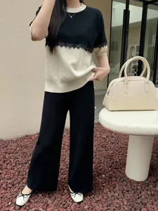 Detailansicht des zweiteiligen Stricksets mit Spitze und weit geschnittener Hose